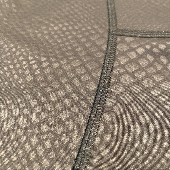 GAPFITS SNAKESKIN LEGGINGS BLACK WOMEMS HIGH-RISE SIZE MEDIUM - Picture 7 of 12